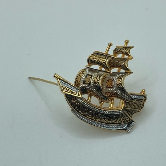 Vtg Damascene Spanish Pirate Ship Sail boat Gold Tone Black Enamel Brooch 1.5” - Picture 2 of 6